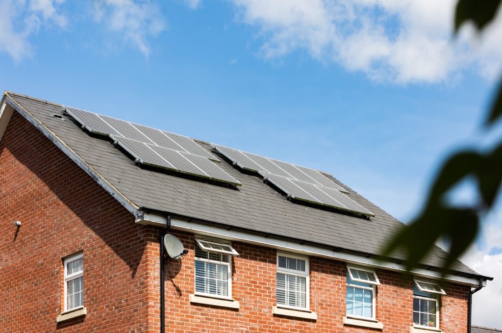 Maison avec Panneaux photovoltaïques sur le toit